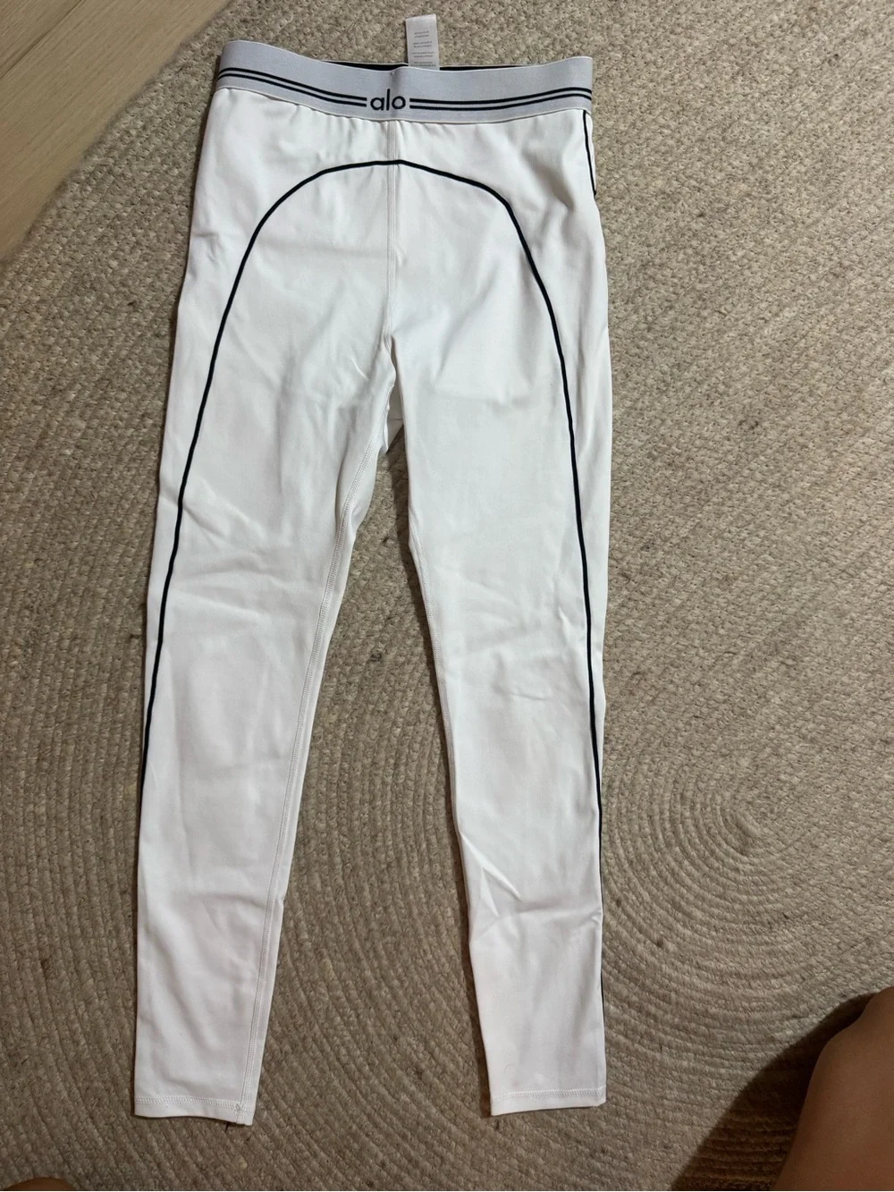 Alo White Sports Bra and Leggings set